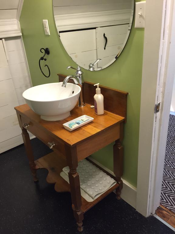 Loyalist Lofts Apartment Picton Bagian luar foto